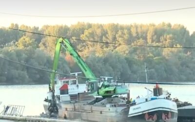 Két és fél év után kezdték el kihúzni a Szávából a Freestyler állóhajót