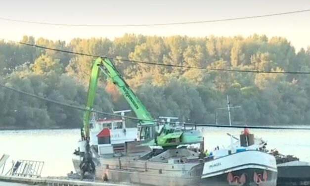 Két és fél év után kezdték el kihúzni a Szávából a Freestyler állóhajót