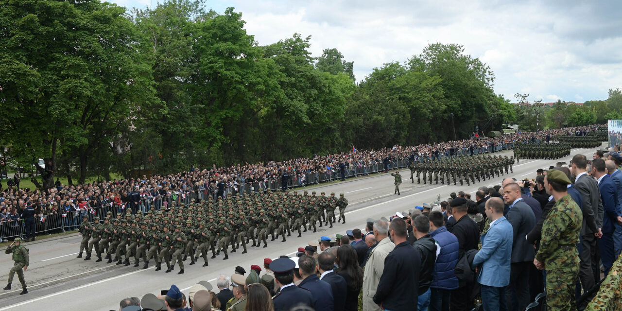 Kik voltak a „fontos” vendégek a katonai parádén?