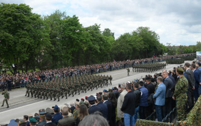 Picula a katonai parádéról: Vučić továbbra is több széken akar ülni