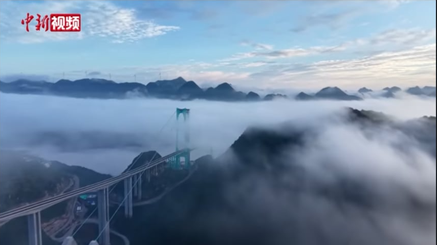 Megnyitották a világ legmagasabb hídját Kínában