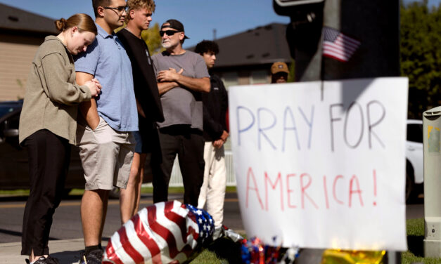 Videón Charlie Kirk feltételezett gyilkosának a menekülése a tetőről