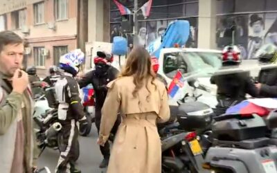 Tüntetők elleni tüntetések, a kormányfő a köztévé előtt tiltakozik