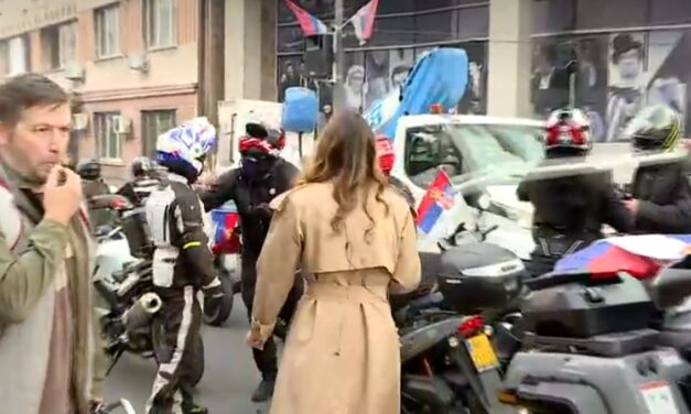 Tüntetők elleni tüntetések, a kormányfő a köztévé előtt tiltakozik