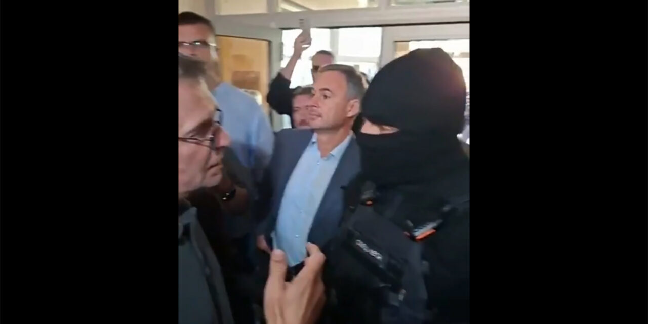 <span class="entry-title-primary">„Ki vagy te, féljek tőled? Vedd le a maszkot!“ (Videó)</span> <span class="entry-subtitle">Szóváltásba keveredett az ellenzék az álarcos rendőrökkel Zaječarban</span>