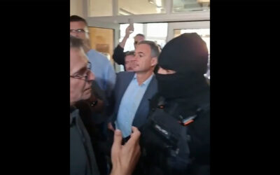 „Ki vagy te, féljek tőled? Vedd le a maszkot!“ (Videó) Szóváltásba keveredett az ellenzék az álarcos rendőrökkel Zaječarban