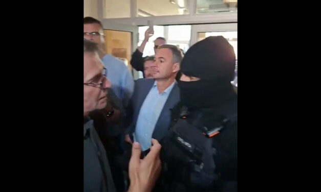 „Ki vagy te, féljek tőled? Vedd le a maszkot!“ (Videó)