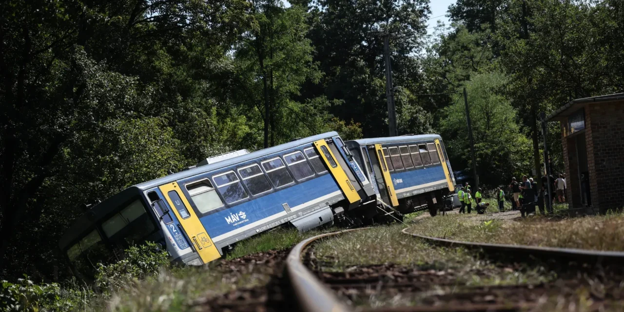Töltés menti árokba borult egy vonat Magyarországon