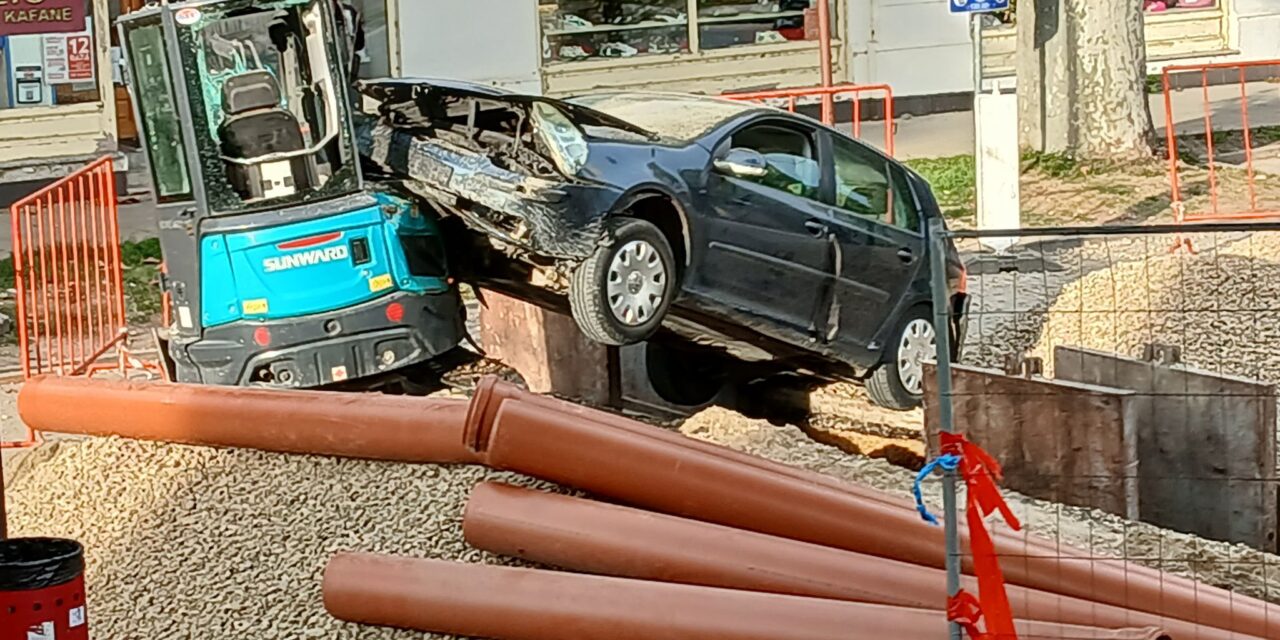 A kiásott csatornaárokba hajtott a város központjában egy autó