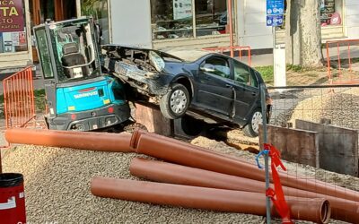 A kiásott csatornaárokba hajtott a város központjában egy autó
