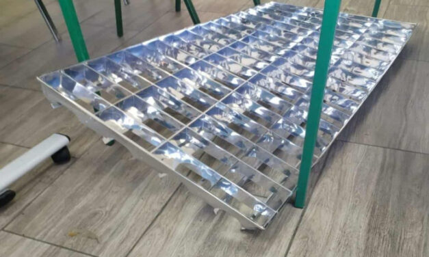 Óra közben szakadt le a mennyezeti lámpa az iskolában