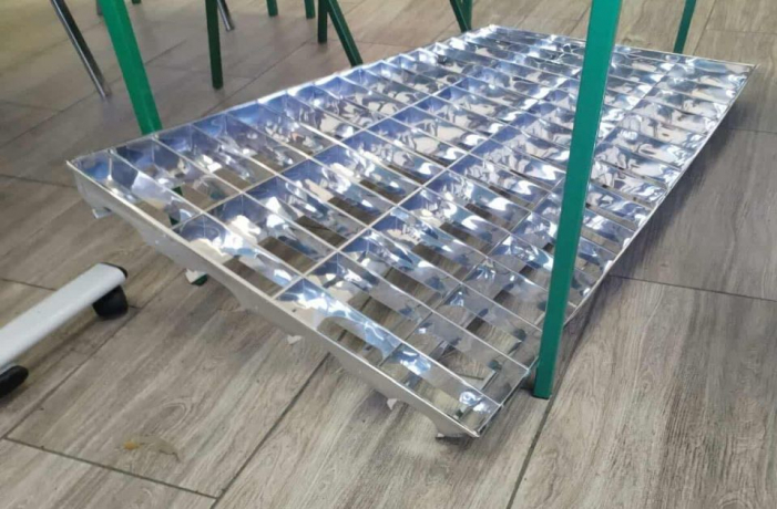 Óra közben szakadt le a mennyezeti lámpa az iskolában