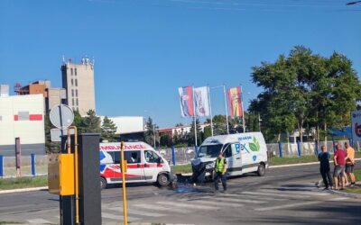 Mentőautó és futár karambolozott Szabadkán