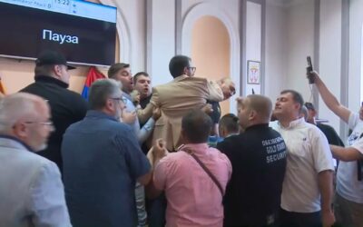 Erkélyről tartja az ülést az illegitim képviselő-testület haladópárti önjelölt elnöke