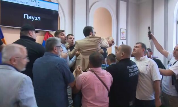 Erkélyről tartja az ülést az illegitim képviselő-testület haladópárti önjelölt elnöke