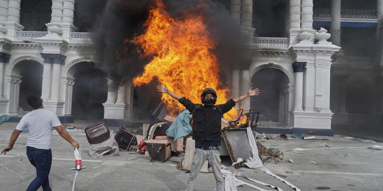 Felgyújtották a parlamentet, és a politikusokon vettek revansot a nepáli tüntetők
