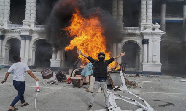 Felgyújtották a parlamentet, és a politikusokon vettek revansot a nepáli tüntetők