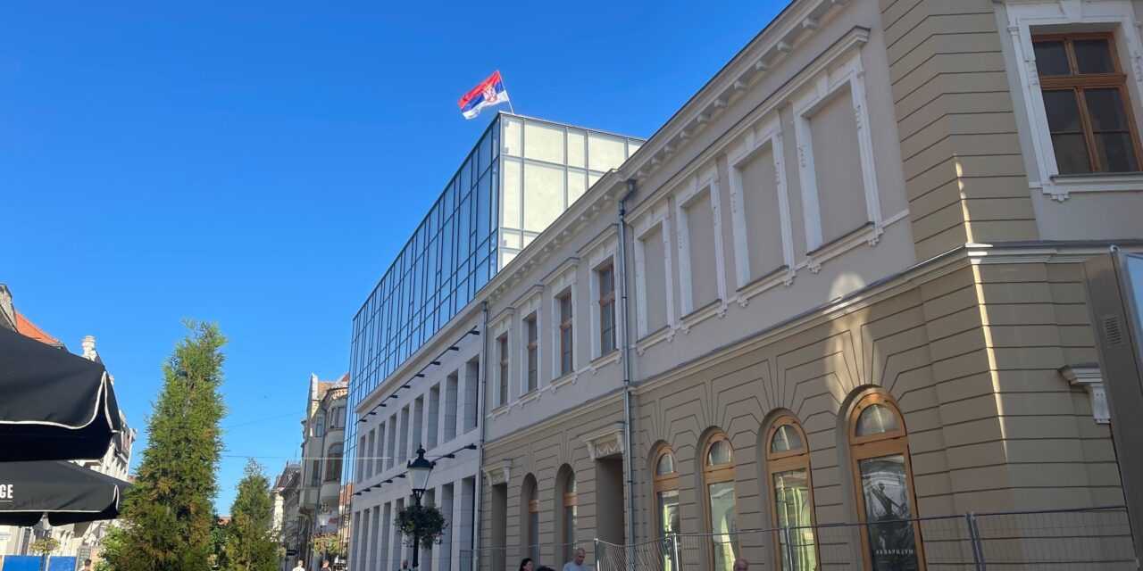 Kitűzték a nemzeti lobogót a Népszínház épületére (Fotó)