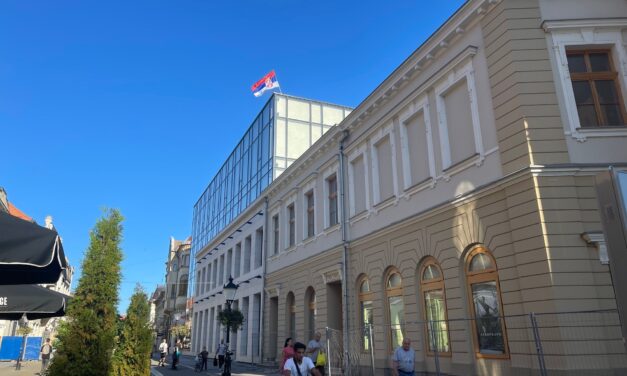 Kitűzték a nemzeti lobogót a Népszínház épületére (Fotó)