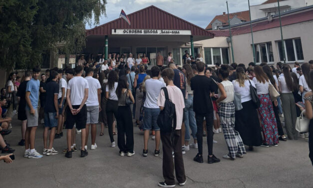 Az igazgatónő leváltása miatt az összes diák bojkottálja a tanítást egy niši gimnáziumban