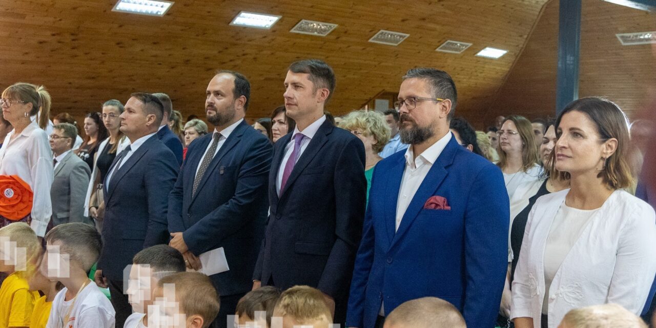 Nyílt levelet írt a VMDK az oktatási miniszternek a VMSZ tanszercsomag osztogatása miatt