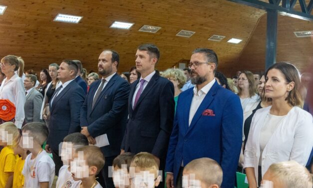 Nyílt levelet írt a VMDK az oktatási miniszternek a VMSZ tanszercsomag osztogatása miatt