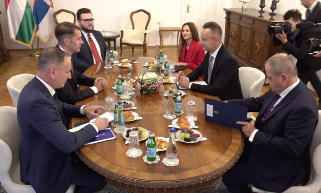 Pásztor Bálinttal és Siniša Malival is tárgyalt Szijjártó Péter Belgrádban