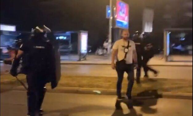 Példátlan brutalitás Újvidéken: A rendőrök eltörték egy tüntető könyökét