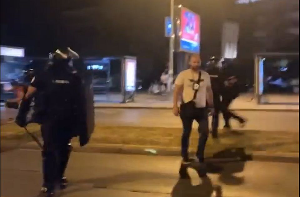 <span class="entry-title-primary">Példátlan brutalitás Újvidéken: A rendőrök eltörték egy tüntető könyökét</span> <span class="entry-subtitle">A Bravo mozgalom szerint a rendőrség előre kitervelten rohamozta és verte meg a békés tüntetőket</span>