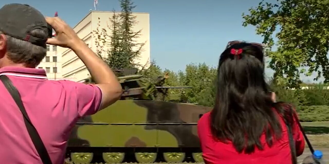 <span class="entry-title-primary">Integetés és mosoly</span> <span class="entry-subtitle">Így üdvözölték a hadsereg egyes tagjai az egyetemistákat és tüntető polgárokat</span>