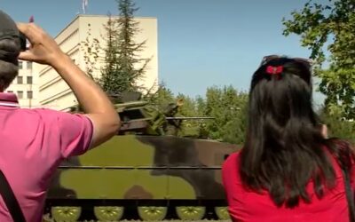 Integetés és mosoly Így üdvözölték a hadsereg egyes tagjai az egyetemistákat és tüntető polgárokat