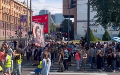 „Az index erősebb a gumibotnál” – Piros festéket öntöttek az Igazságügyi Palota lépcsőjére (Videó)