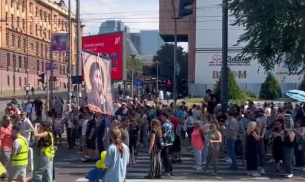 „Az index erősebb a gumibotnál” – Piros festéket öntöttek az Igazságügyi Palota lépcsőjére (Videó)