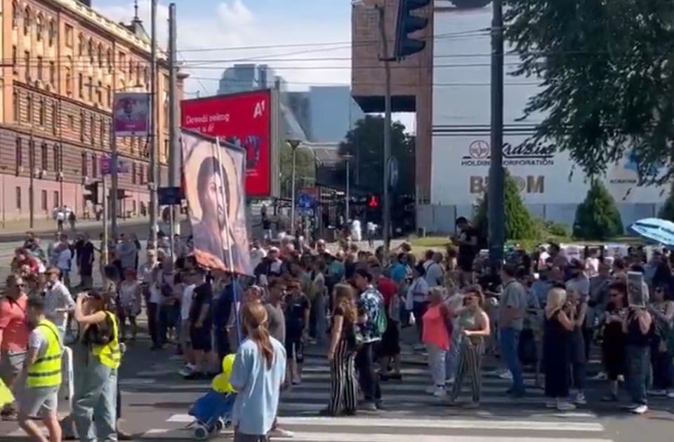 „Az index erősebb a gumibotnál” – Piros festéket öntöttek az Igazságügyi Palota lépcsőjére (Videó)