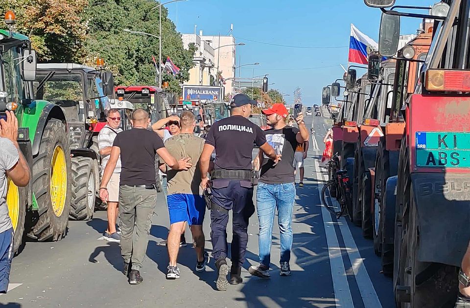 Megszűnt a tartományi kormánynál tüntető gazdák házi őrizete