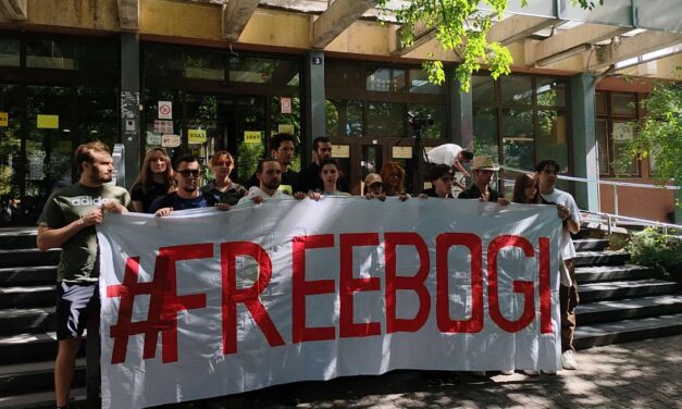 A bíróság kihallgatta Bogdant, tagadta, hogy autót rongált volna meg a pártszékháznál