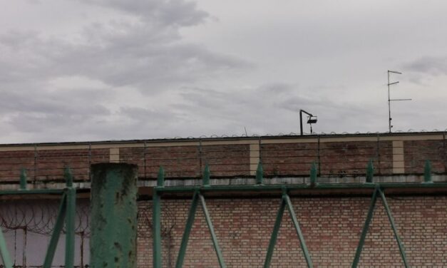 Elhalasztották a börtönben halálra vert nyugdíjas támadói elleni bírósági tárgyalást