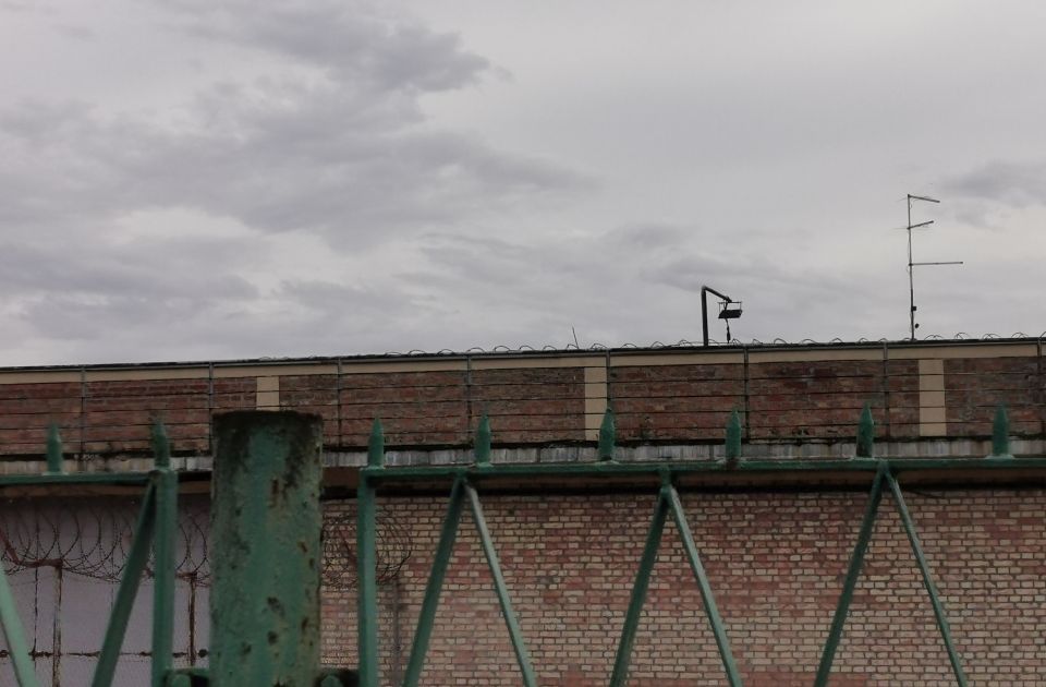 Elhalasztották a börtönben halálra vert nyugdíjas támadói elleni bírósági tárgyalást