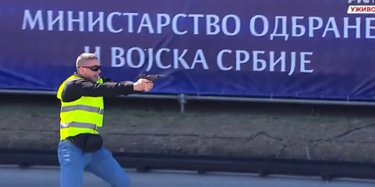 Botrány a katonai parádén: Önnek ki jut eszébe a láthatósági mellénybe öltöztetett támadóról?