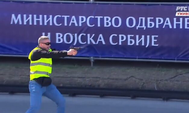 Botrány a katonai parádén: Önnek ki jut eszébe a láthatósági mellénybe öltöztetett támadóról?