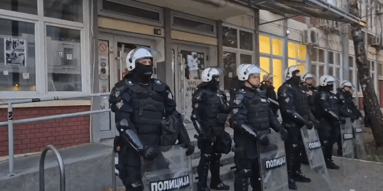 Verőemberek és rendőrök segítségével az ablakon mászott be a testnevelési karra a hírhedt dékán