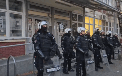 Verőemberek és rendőrök segítségével az ablakon mászott be a testnevelési karra a hírhedt dékán