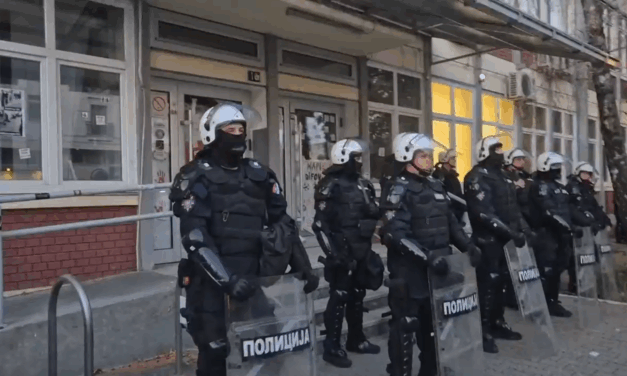 Verőemberek és rendőrök segítségével az ablakon mászott be a testnevelési karra a hírhedt dékán