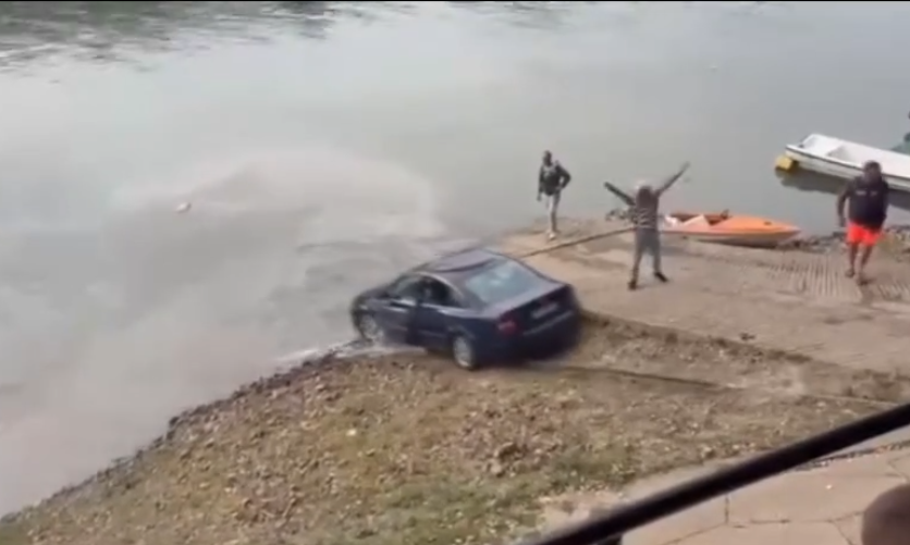 Kiemelték a Tiszába zuhant autót (Videóval)