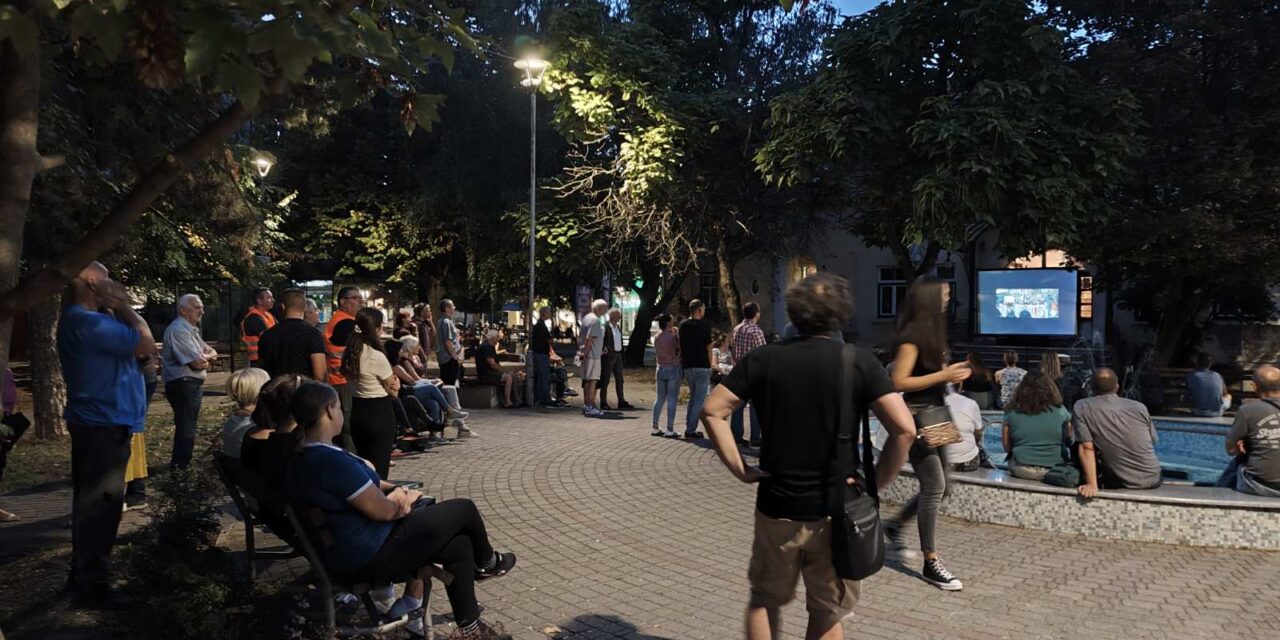 Filmvetítéssel tiltakoztak Topolyán a polgárok