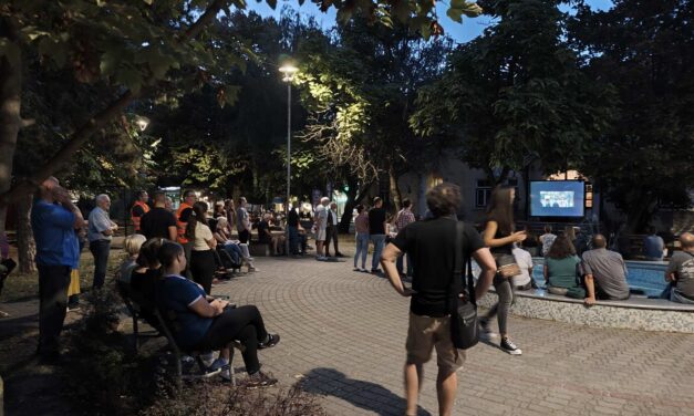 Filmvetítéssel tiltakoztak Topolyán a polgárok