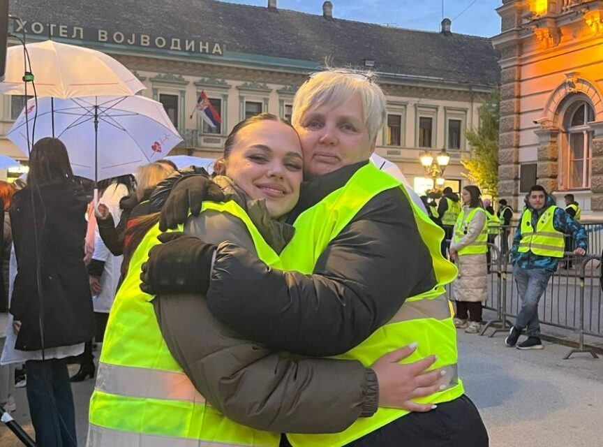 <span class="entry-title-primary">Sétált az egyetemistákkal, kezelte a sebeiket, szabadsága alatt váltották le</span> <span class="entry-subtitle">Egész Zombor egyként kiáll a leváltott doktornő mellett</span>