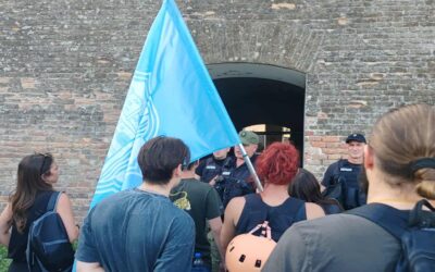 Rendőrkordon választja el a tiltakozó polgárokat és a haladópárti tüntetőket Újvidéken