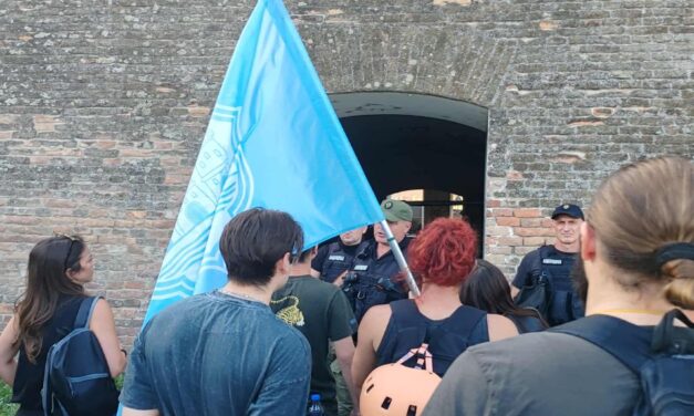 Rendőrkordon választja el a tiltakozó polgárokat és a haladópárti tüntetőket Újvidéken