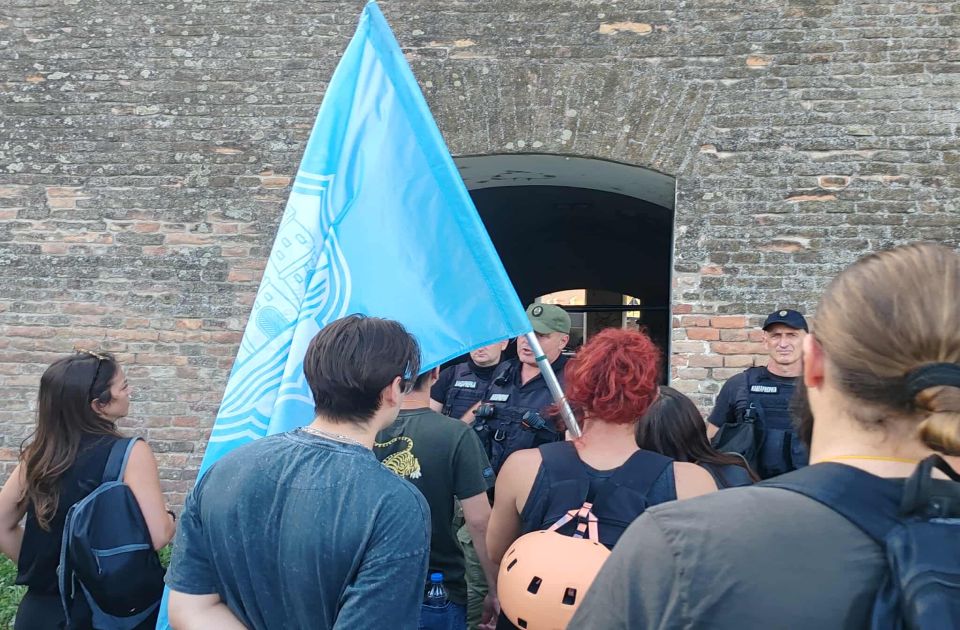 Rendőrkordon választja el a tiltakozó polgárokat és a haladópárti tüntetőket Újvidéken